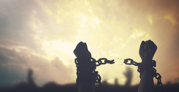 broken chains illustrating no more slavery